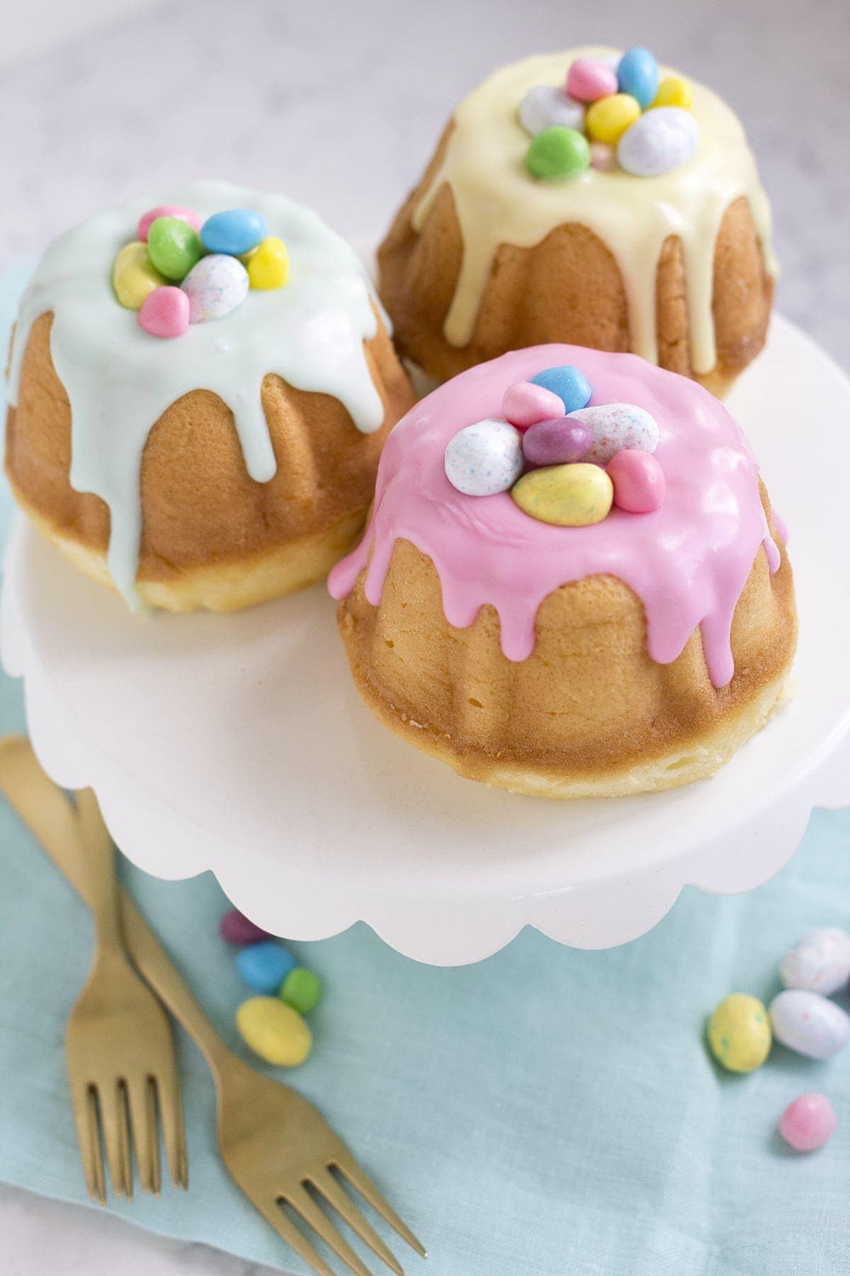 https://www.freutcake.com/wp-content/uploads/2017/03/Surprise-Inside-Mini-Easter-Bundt-Cakes-11.jpg