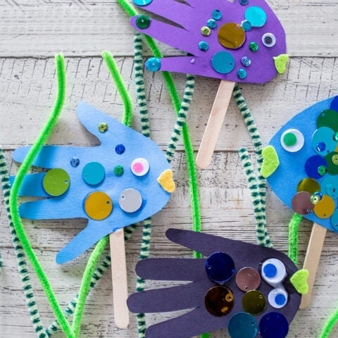 Handprint Fish Puppets • Freutcake