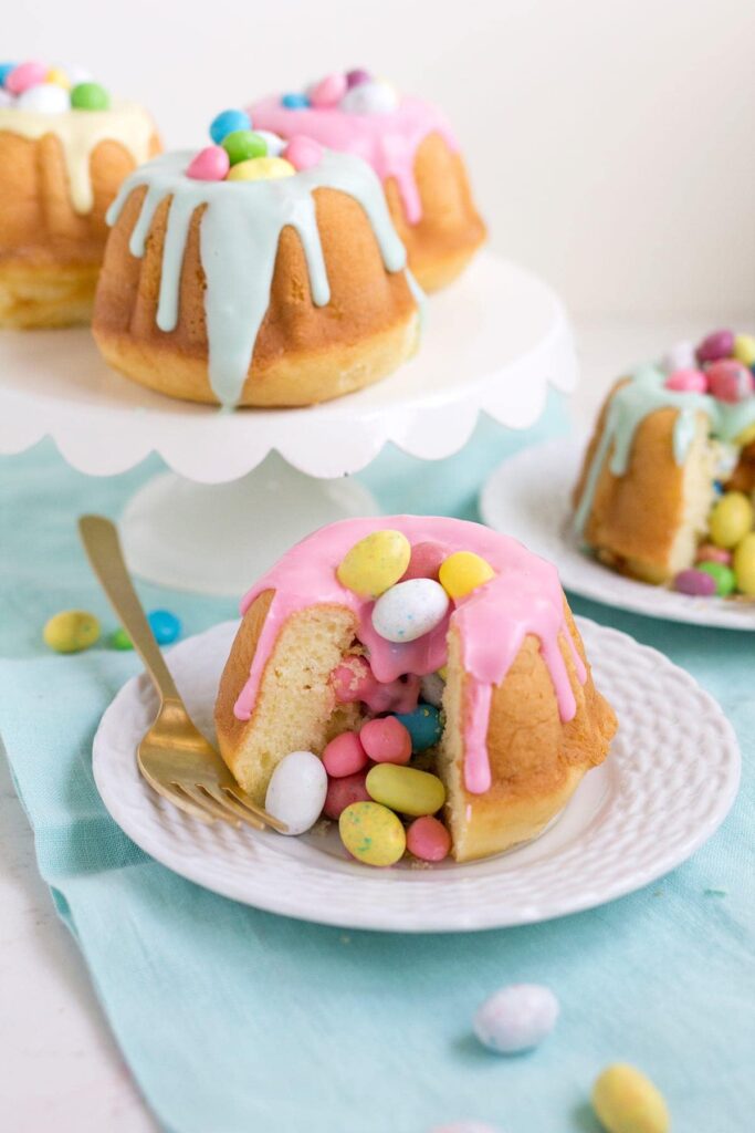 Surprise Inside Mini Easter Bundt Cakes • Freutcake
