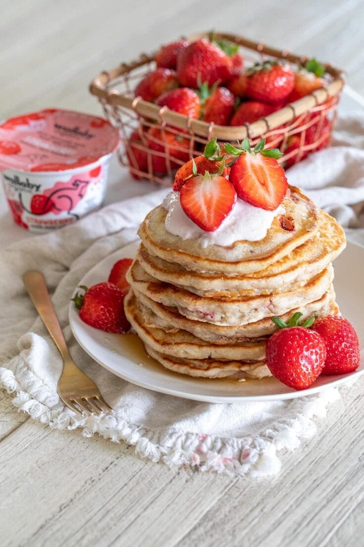 Strawberry Yogurt Pancakes • Freutcake