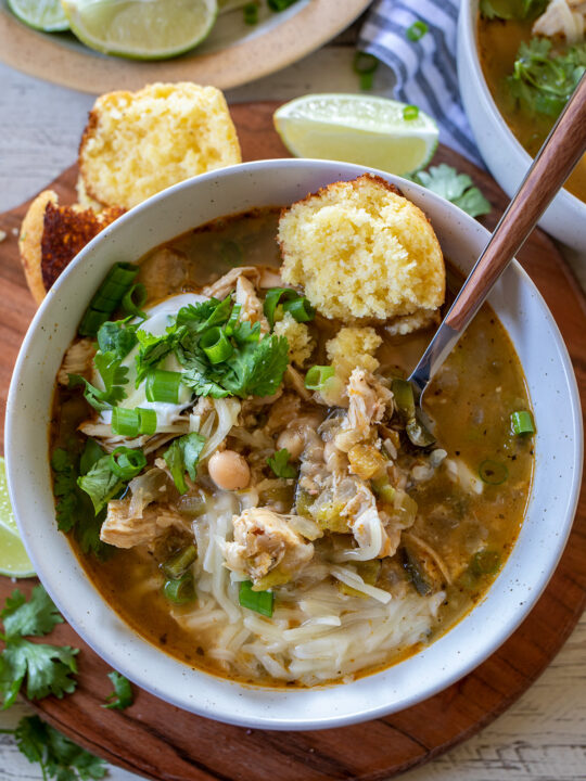 https://www.freutcake.com/wp-content/uploads/2022/10/Easy-White-Chicken-Chili-540x720.jpg